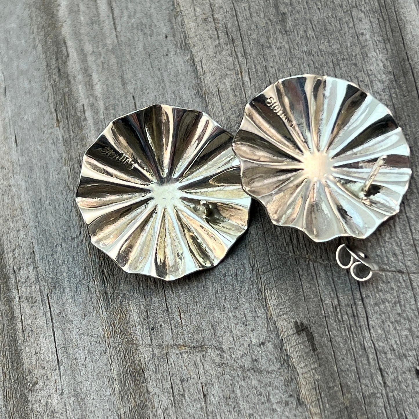 1" lightweight Corrugated fluted stamped turquoise concho earrings Sterling silver Arlene Soce 657